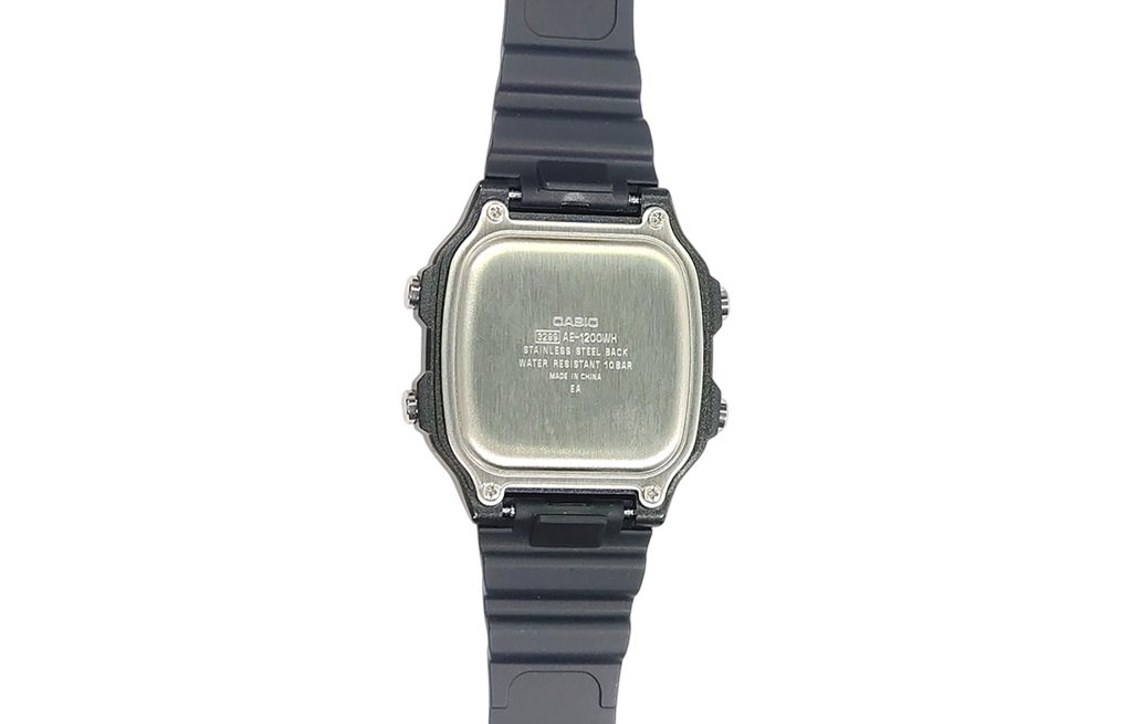 Детали кастомных часов Casio AE-1200 с тёмным корпусом и красным цифровым дисплеем